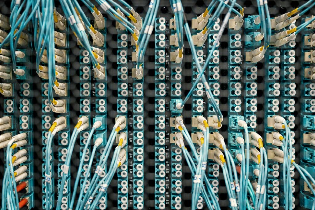 Fibra ótica organizada em cabeamento estruturado.
