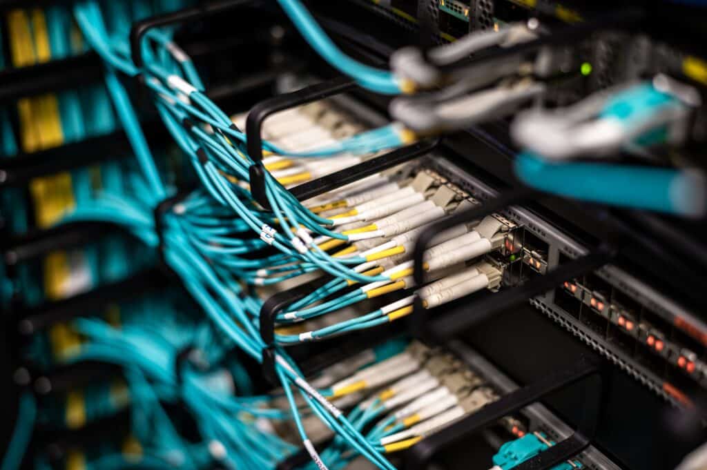 Fibra ótica organizada em cabeamento estruturado.