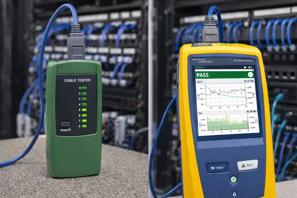 Comparação entre testador de cabos simples e certificador de cabeamento estruturado exibindo relatório técnico em rack de rede corporativa.